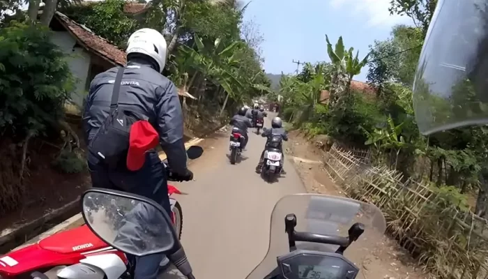 Menguasai Seni Berkendara di Jalan Sempit: Tips Penting Berkendara Motor 2 Tips Mengendarai Motor Saat Lewat Jalan Sempit