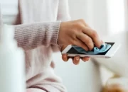 Trik Cerdas: 3 Barang Rumah Tangga Ini Ampuh Bersihkan Smartphone!