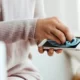 Trik Cerdas 3 Barang Rumah Tangga Ini Ampuh Bersihkan Smartphone!