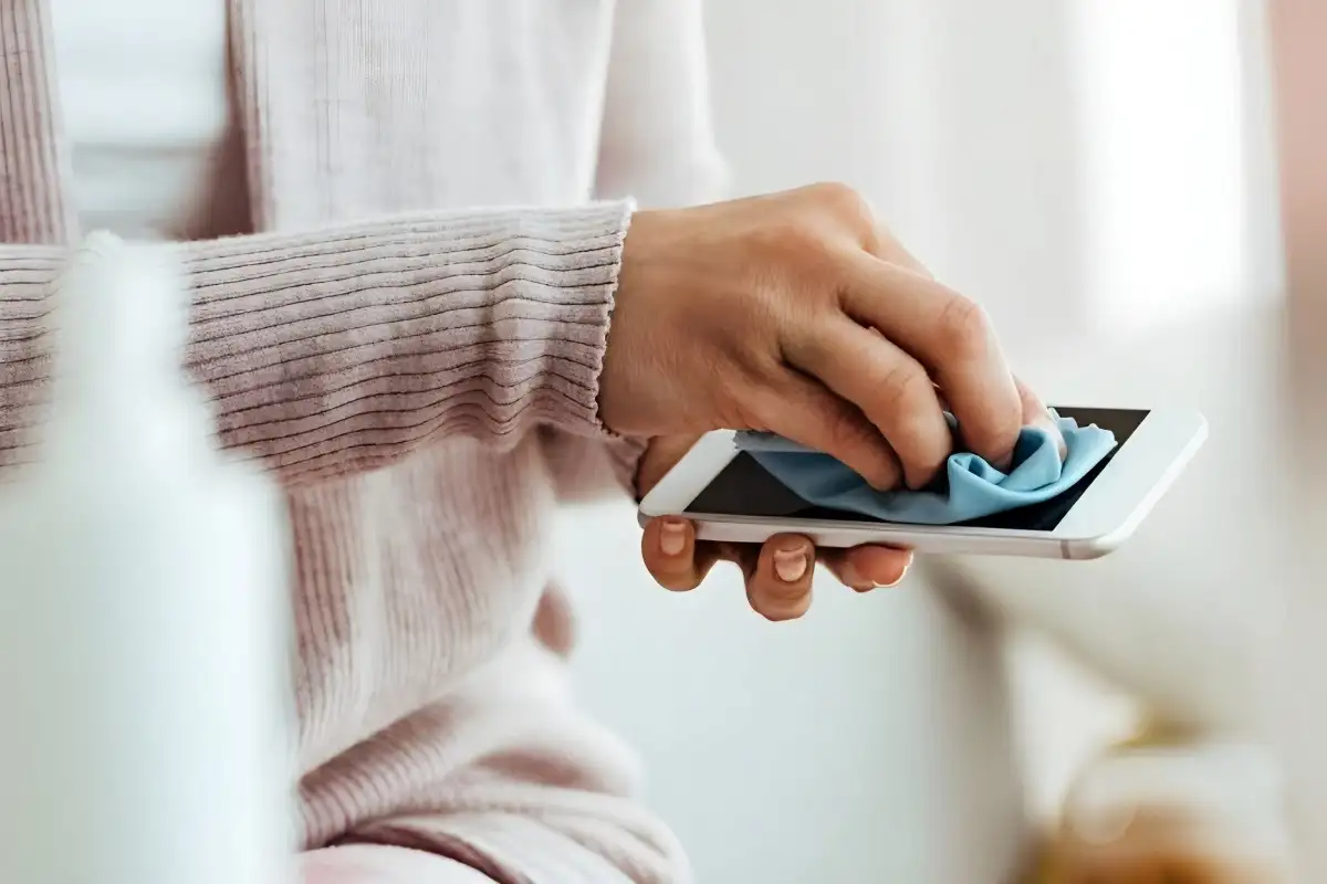 Trik Cerdas 3 Barang Rumah Tangga Ini Ampuh Bersihkan Smartphone!