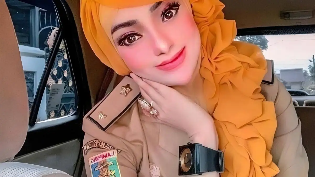 Viral di Medsos, ini dia Yuni Jasmine, PNS Lampung Berdagu Lancip yang Suka Dandan Mirip Barbie