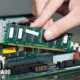 Cara memasang RAM di PC dengan benar, pastikan penempatan presisi