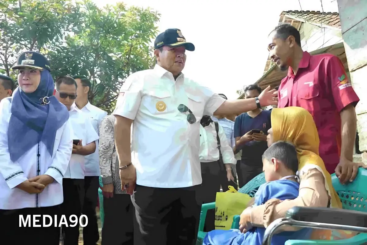 Gubernur Beri Bantuan Kursi Roda kepada Warga Disabilitas dan Lansia di Tanggamus