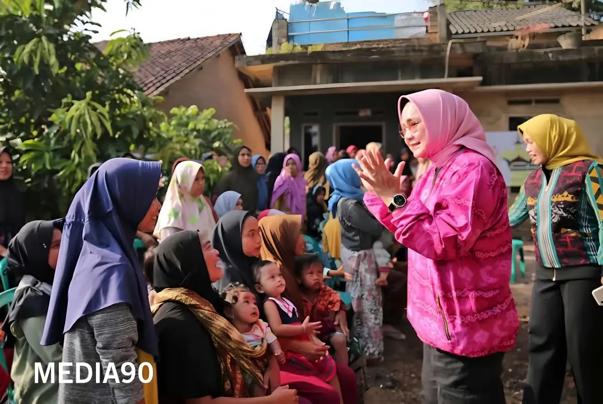 Riana Bagikan Sembako Program SIGER di Kelurahan Batu Putuk, Bandar Lampung