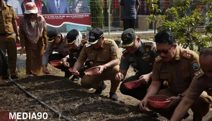 Revitalisasi Pertanian Lokal: Bupati Lampung Selatan Ajak Warga Tanam Bawang di Kebun Edukasi