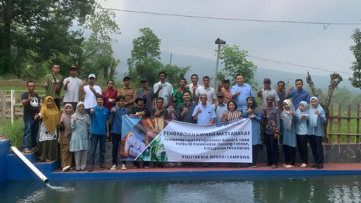 Teknik Pemangkasan Tanaman Kakao, Dosen Polinela Gelar PKM di Desa Wiyono, Pesawaran