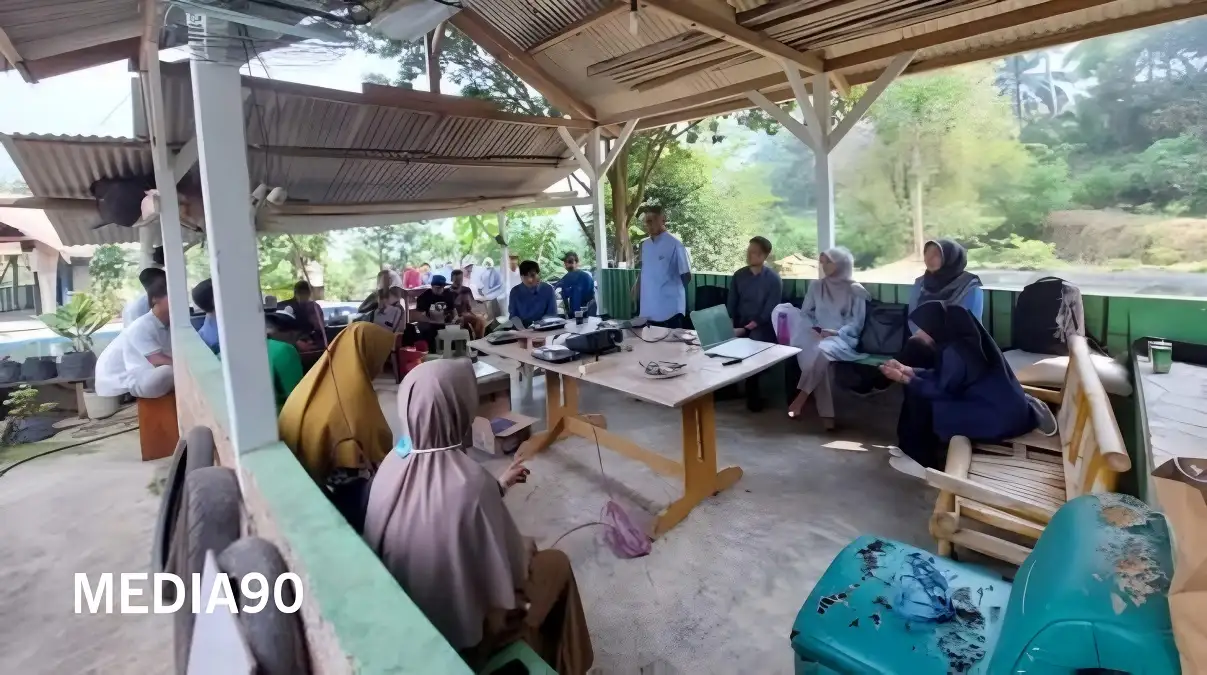 Tim Dosen Polinela Latih Warga Wiyono Pesawaran Pemanfaatan Trichoderma Cegah Pembusukan Lada Perdu