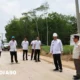 Tinjau Perbaikan Jalan ke Tol Lambu Kibang, Pj Bupati Tulangbawang Barat Warning Rekanan Soal Kualitas Pekerjaan