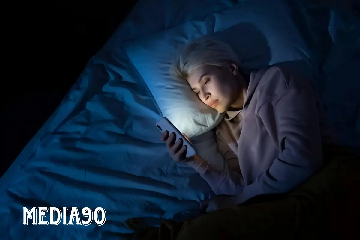 Cara mengatasi bahaya radiasi smartphone saat kamu tertidur