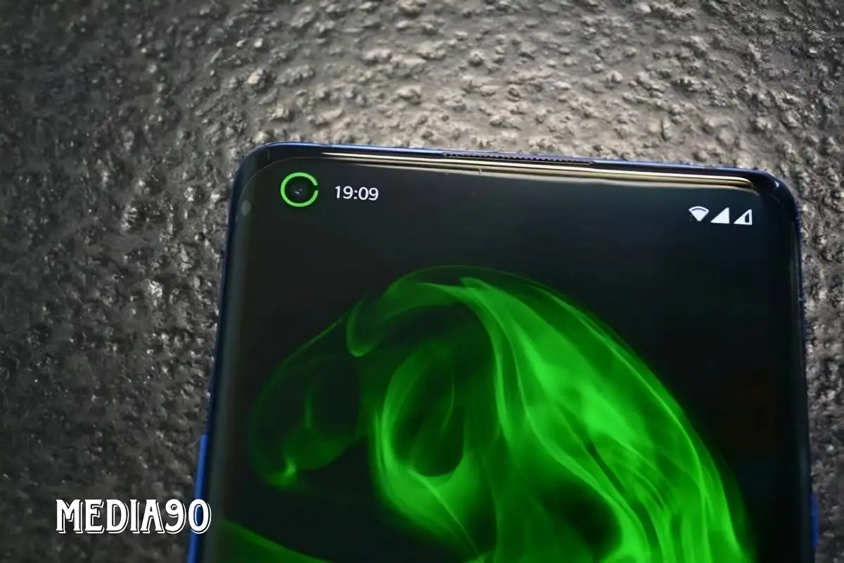Cara menggunakan punch-hole notch kamera selfie sebagai indikator baterai di ponsel Android