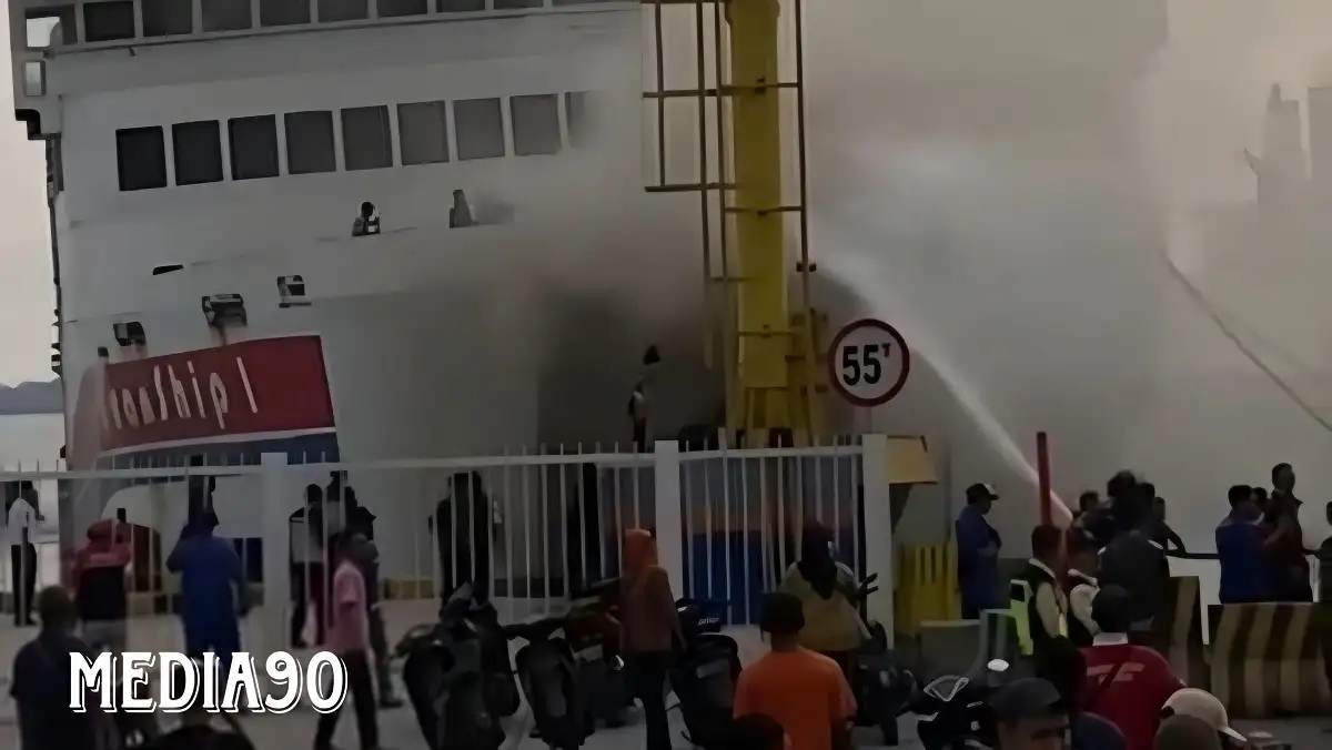 Hendak Sandar di Bakauheni, Kapal Motor Penumpang Tranship 1 Terbakar, Penumpang Langsung Dievakuasi