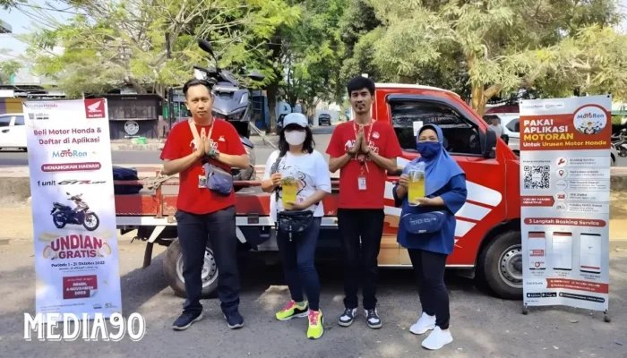 Jumat Penuh Berkah: TDM Raden Intan Bagikan Kepedulian dengan Minyak Goreng di Pahoman Bandar Lampung