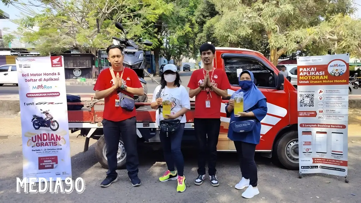 Jumat Berkah, TDM Raden Intan Bagikan Minyak Goreng ke Konsumennya di Pahoman Bandar Lampung
