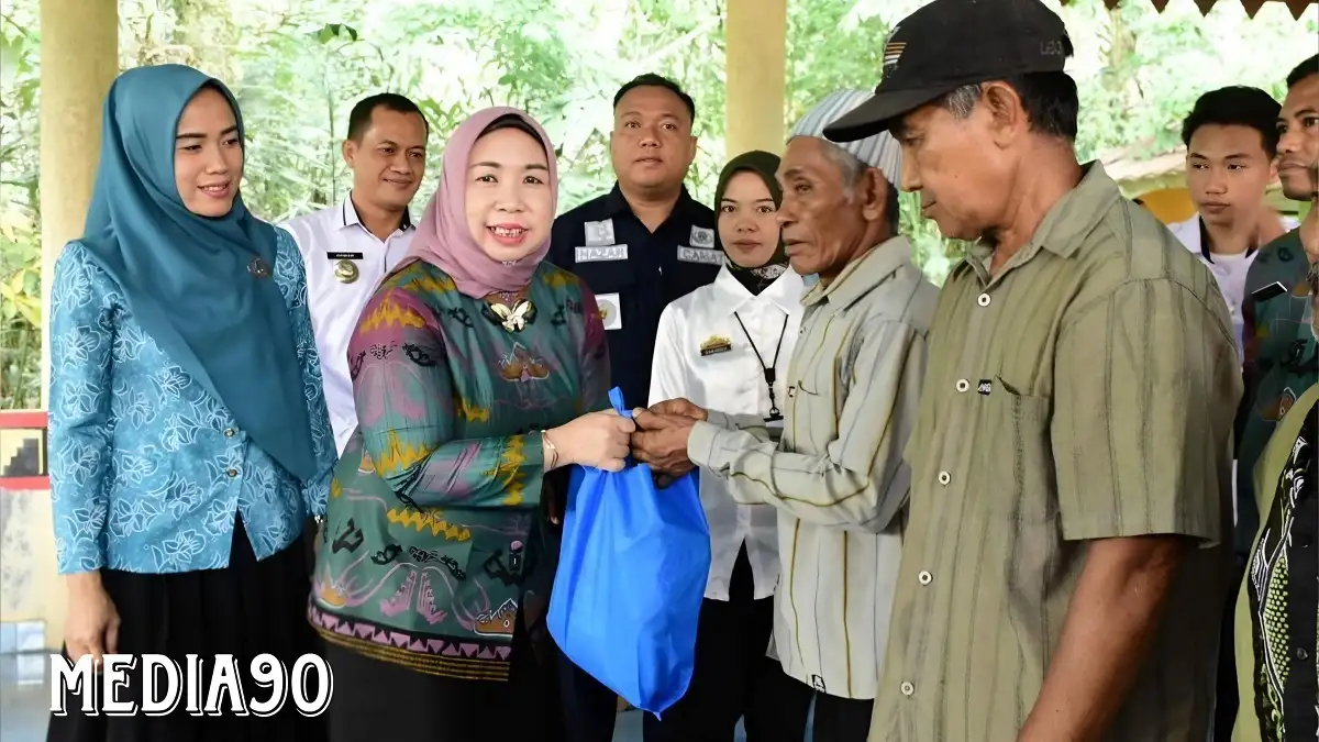Pj Ketua TP PKK Tulangbawang Barat Salurkan 450 Paket Sembako ke Lansia Tiga Kecamatan