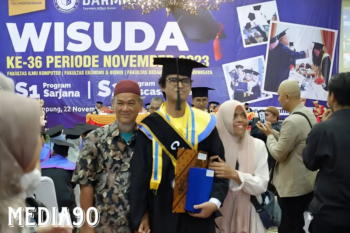 Anak Lulusan Terbaik Fakultas, Orangtua Wisudawan IIB Darmajaya Menangis Haru