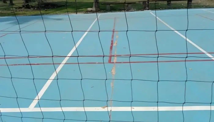 Teguran Pahit: Lapangan Bola Voli Baru di Pekon Labuhan Pulau Pisang Pesisir Barat Mengalami Kerusakan Berat