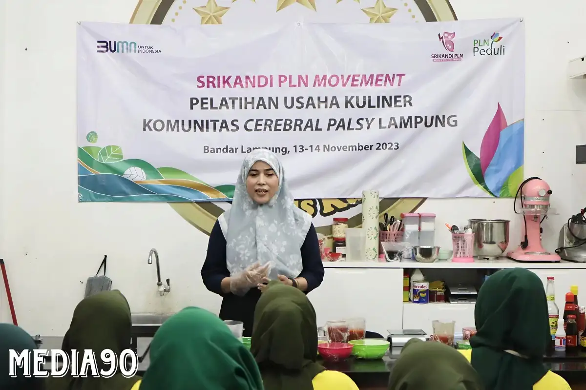 Dukung Kemandirian Wanita, Srikandi PLN UID Lampung Melalui PLN Peduli Gelar Pelatihan Kursus Memasak