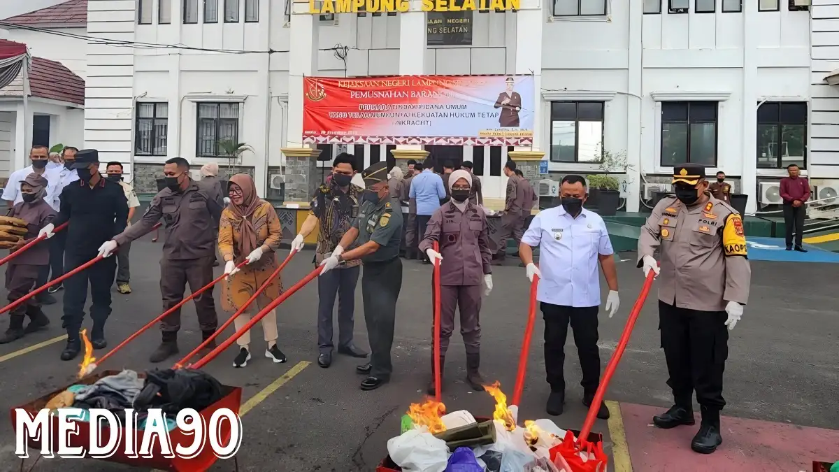 Kejari Lampung Selatan Musnahkan 15 Kg Ganja, Alat Judi, Hingga Pistol Hasil Perkara Juni-November 2023