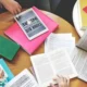 Kelebihan e-Reader dibanding buku konvensional, bisa menyimpan ribuan buku dalam satu perangkat