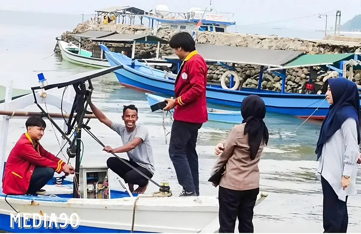 Mahasiswa Teknokrat Indonesia Kembangkan PLTS pada Kapal Nelayan di Sukajaya Lempasing