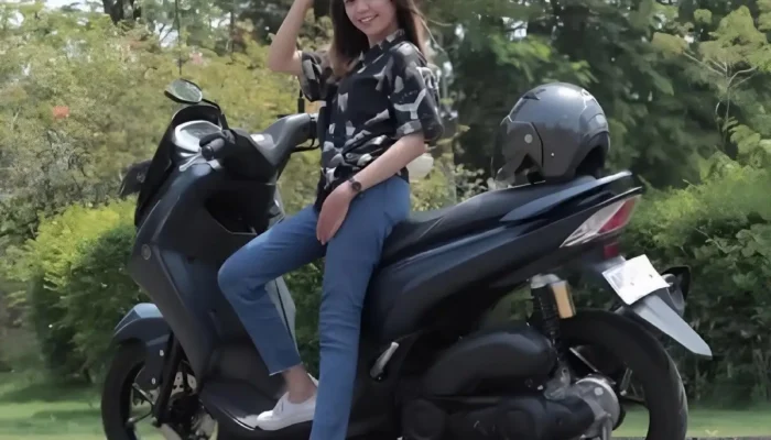 Tips Berkendara Sepeda Motor yang Aman dan Nyaman bagi Wanita