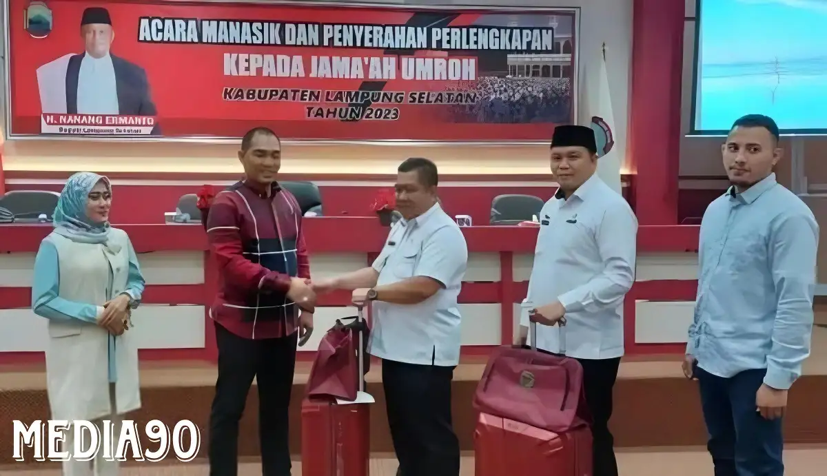 Pemkab Lampung Selatan Berangkatkan 30 Warga Umrah ke Tanah Suci