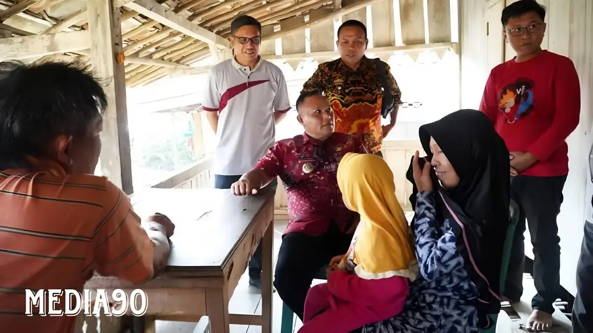 Rumahnya Gubuk Reot, Bupati Lampung Selatan Bantu Bedah Rumah Rp20 Juta Warga Candipuro ini