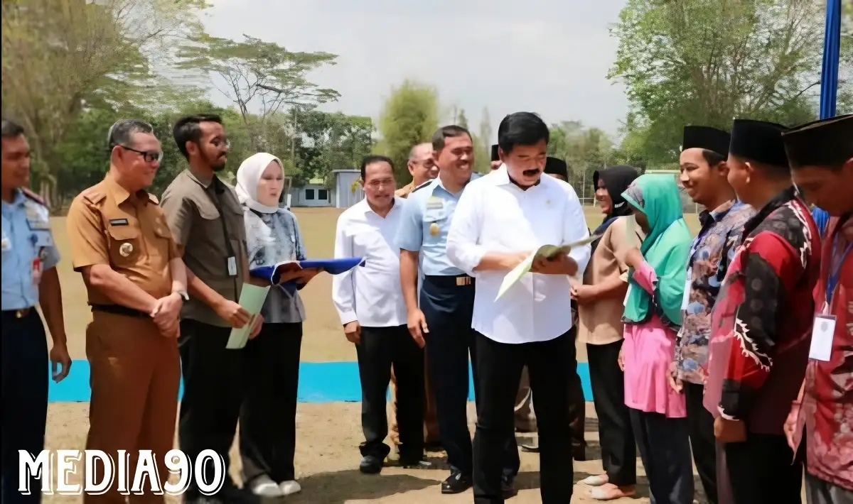 Sekdaprov Hadiri Penyerahan 110 Sertifikat PTSL oleh Menteri ATRBPN RI di Desa Bumi Agung Marga