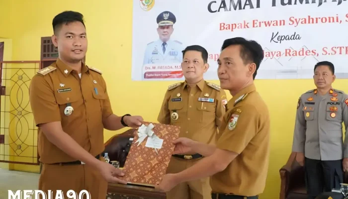 Serah Terima Jabatan Camat Pagar Dewa dan Tumijajar: Penjabat Bupati Tulangbawang Barat Ajak Awasi Program Pembangunan dengan Cermat