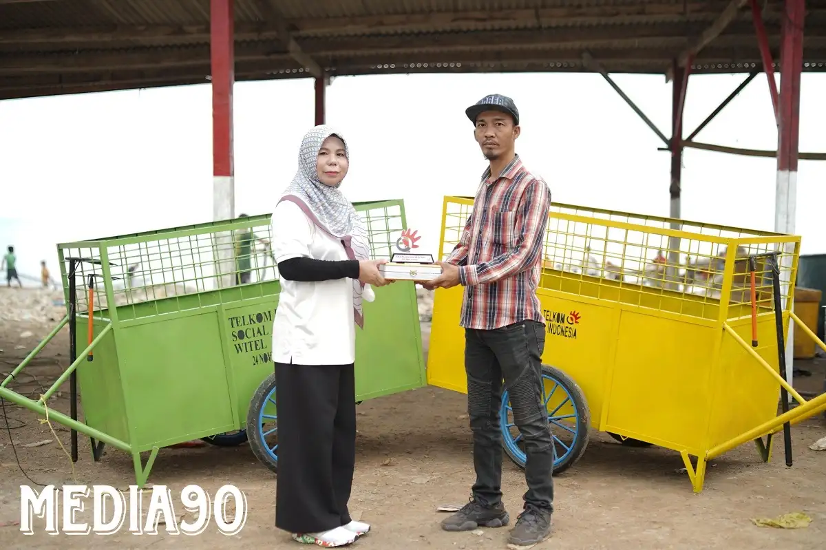 Telkom Witel Lampung Beri Dua Unit Gerobak Sampah di Pesisir Sukaraja, Bandar Lampung