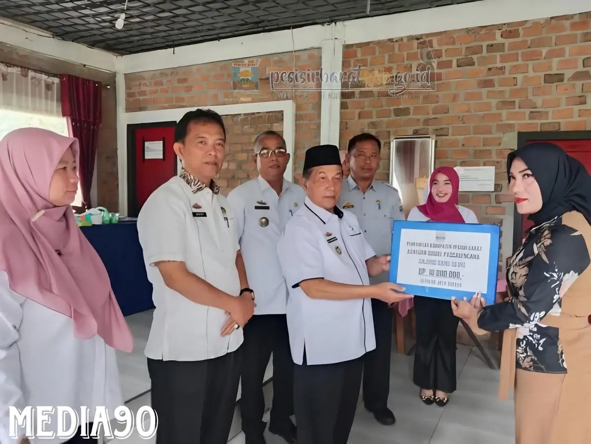 Wabup Pesisir Barat Serahkan Bantuan Perbankan Rumah Bagi Korban Bencana di Pekon Tembakak