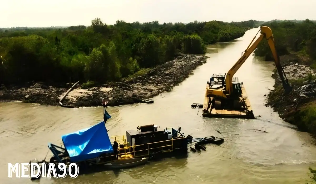 Berbiaya Rp500 Juta, Dredger dan Eksavator Sedot Lumpur Saluran Pasok DAM 4 untuk Airi 499 Ha Tambak Dipasena