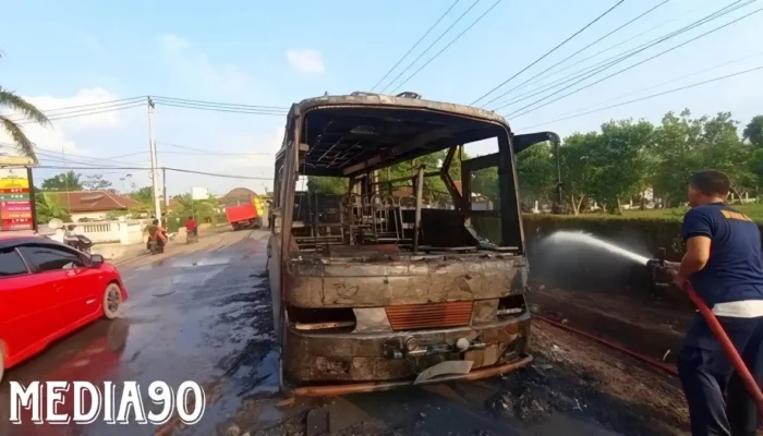 Keajaiban Selamatnya Sopir! Insiden Mengerikan: Bus Terbakar di Jalan Lintas Tumijajar Tulangbawang Barat
