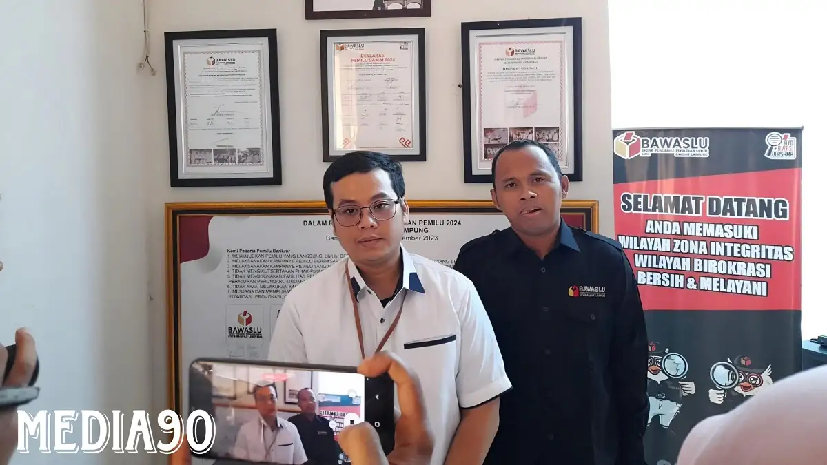 Diperiksa Bawaslu Dua Jam, Lurah Perumnas Way Halim Dicecar Keberadaan APK Caleg Rahmawati di Kantor Kelurahan
