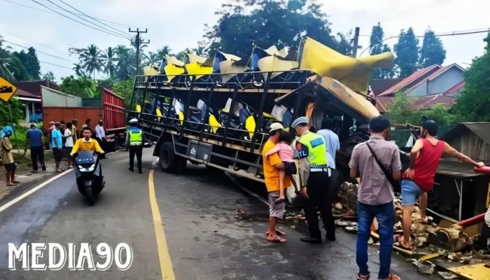 Kecelakaan Hebat: Bentrok Dua Truk Fuso di Pekon Sanggi Tanggamus, Sopir Dibawa ke RS Batin Mangunang