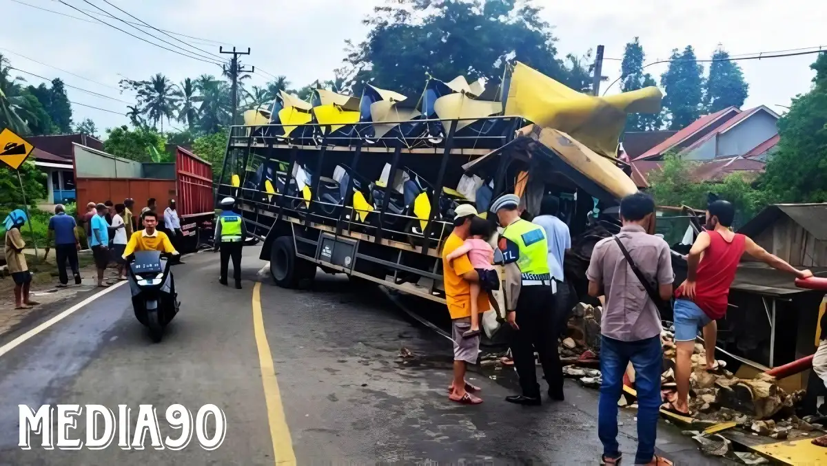 Dua Truk Fuso Tabrakan di Pekon Sanggi Tanggamus, Sopir Dilarikan ke RS Batin Mangunang