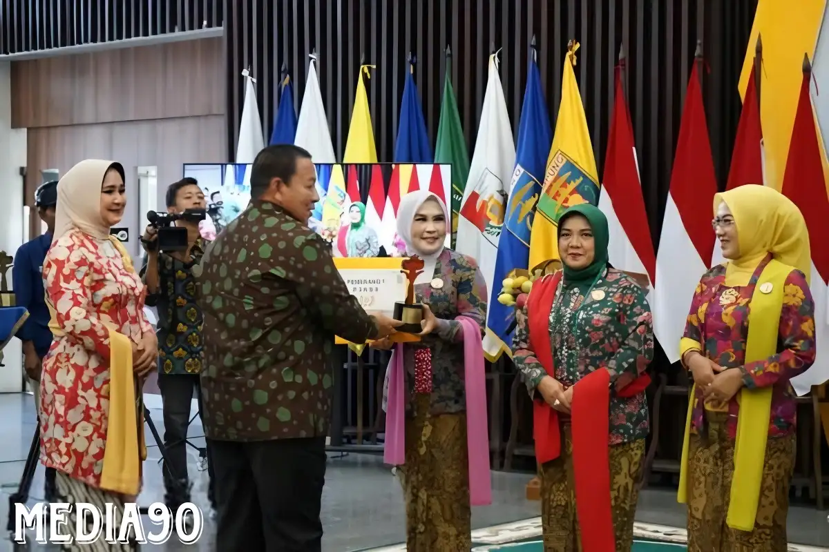 Ketua Tim Penggerak PKK Lampung Selatan Terima Penghargaan Desa SIGER