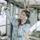 Melakukan panggilan telepon di dalam kendaraan yang sedang berjalan bisa menguras baterai smartphone