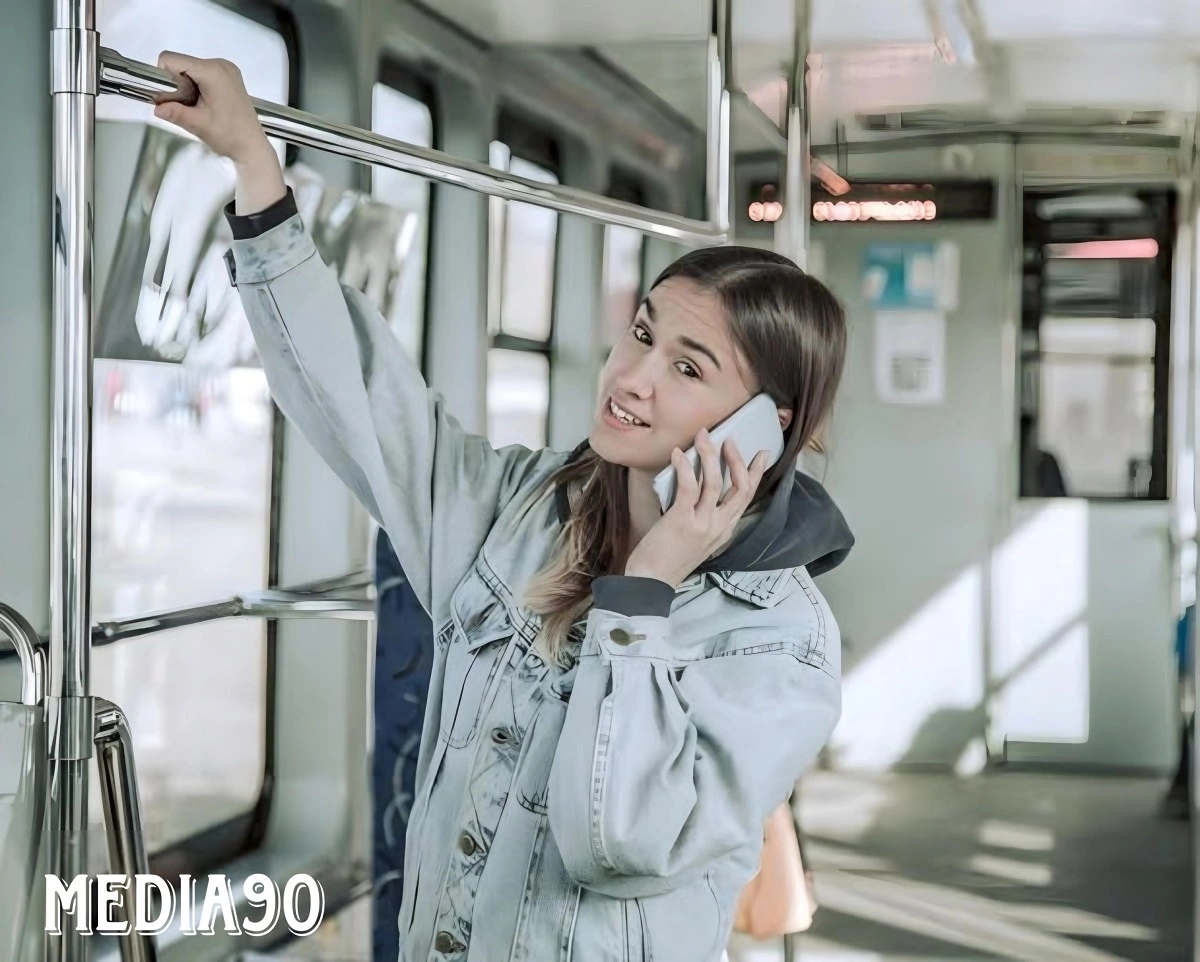 Melakukan panggilan telepon di dalam kendaraan yang sedang berjalan bisa menguras baterai smartphone