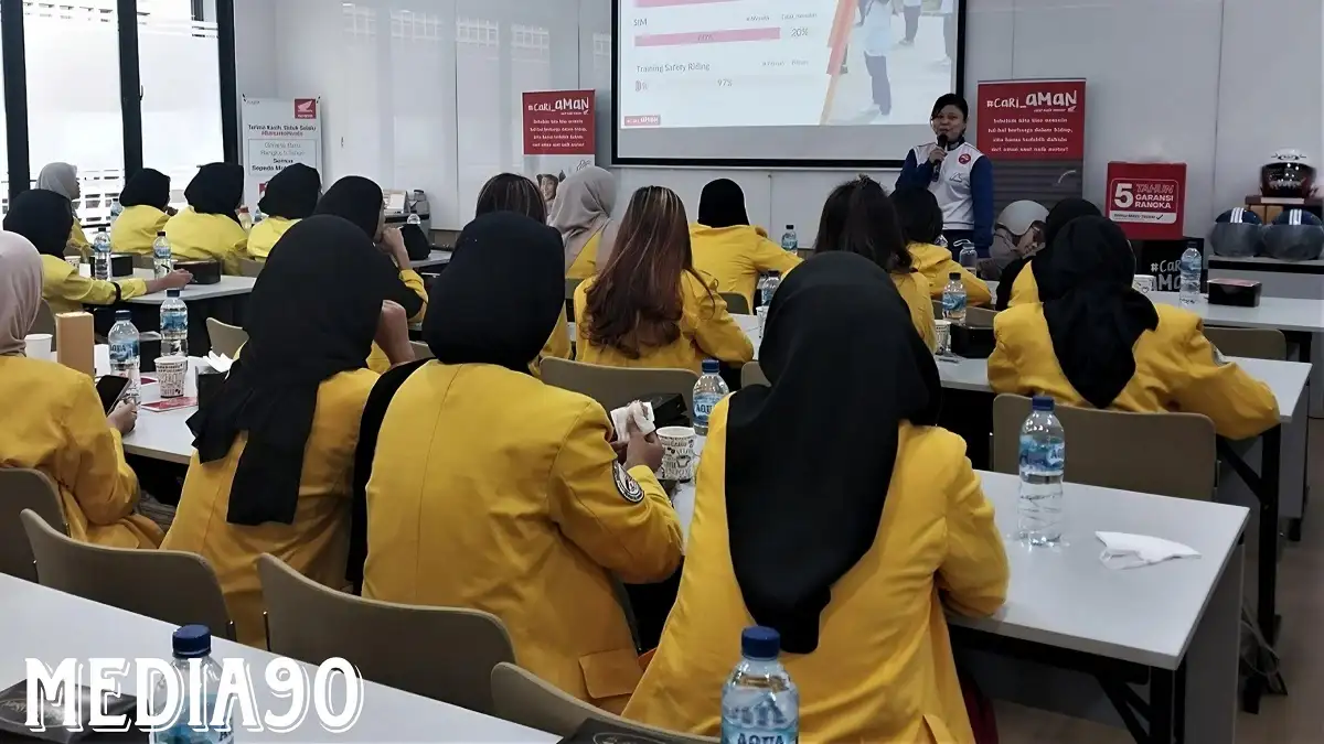Momen Hari Ibu, AHM Edukasikan Keselamatan Berkendara ke Perempuan Indonesia