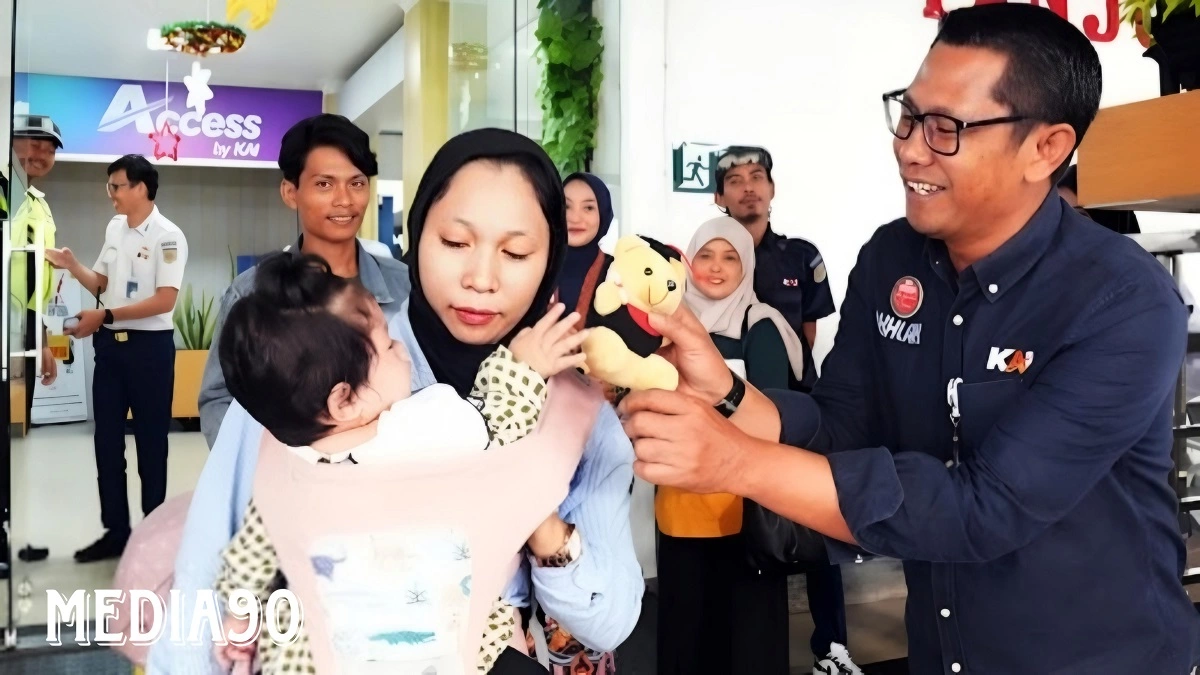 Momen Libur Nataru, KAI Bagikan Suvenir ke Pemudik di Stasiun Tanjungkarang