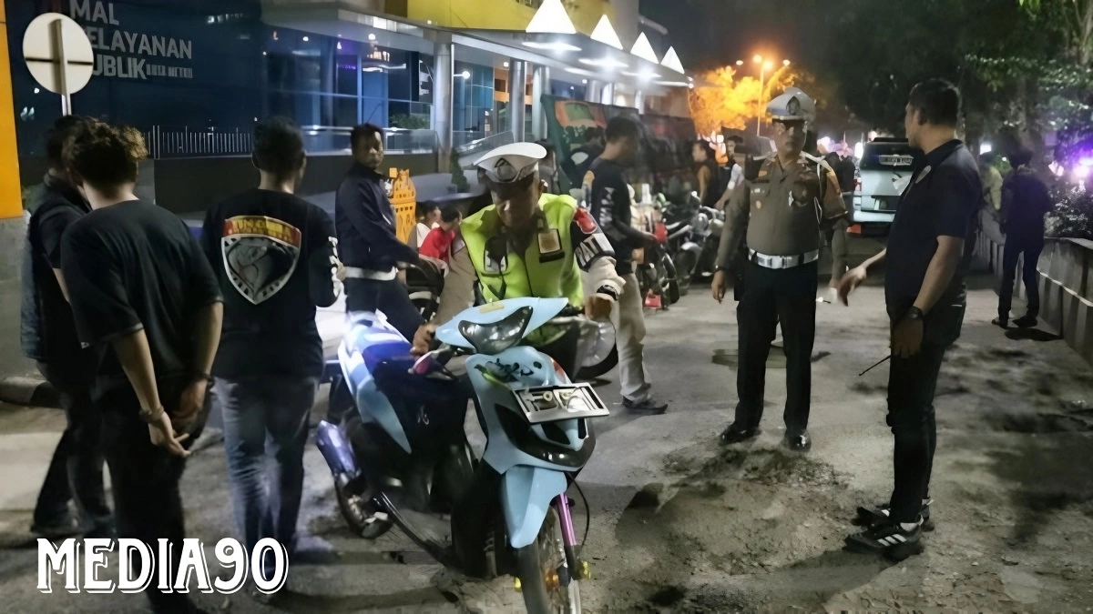 Patroli Jelang Tahun Baru 2024, Polres Metro Sita 25 Motor Hasil Razia Balap Liar di Taman Merdeka