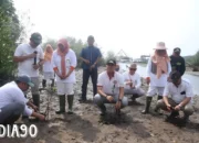 Upaya Pelestarian Alam: Dharma Wanita Kemenag Lampung Menanam Ribuan Mangrove untuk Menjaga Keberlanjutan Lingkungan di Pesisir Pesawaran