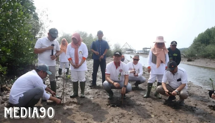 Upaya Pelestarian Alam: Dharma Wanita Kemenag Lampung Menanam Ribuan Mangrove untuk Menjaga Keberlanjutan Lingkungan di Pesisir Pesawaran