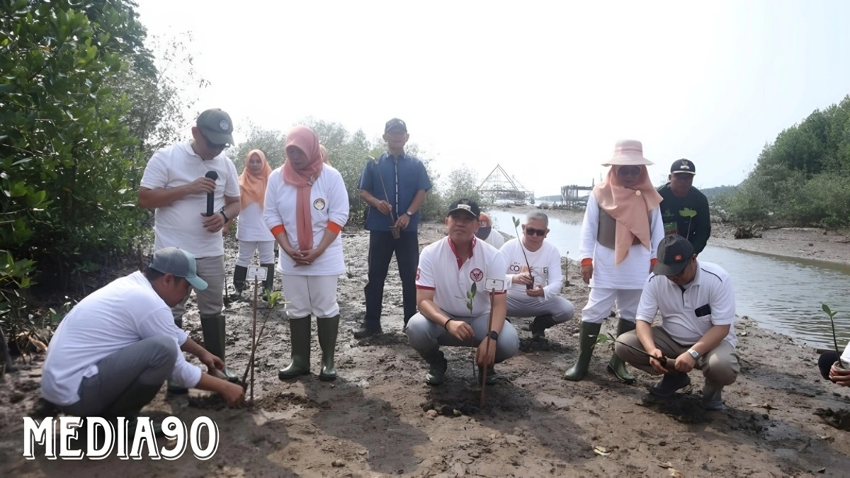 Peduli Lingkungan, Dharma Wanita Kemenag Lampung Tanam Ribuan Mangrove di Pesisir Pesawaran