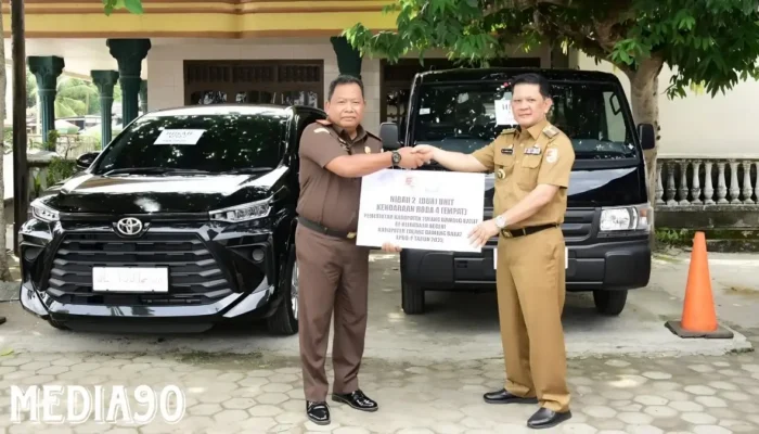 Bupati M. Firsada Melakukan Penghibahan Dua Mobil Dinas ke Kejari Tulangbawang Barat