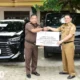 Pj Bupati M. Firsada Hibahkan Dua Mobil Dinas ke Kejari Tulangbawang Barat