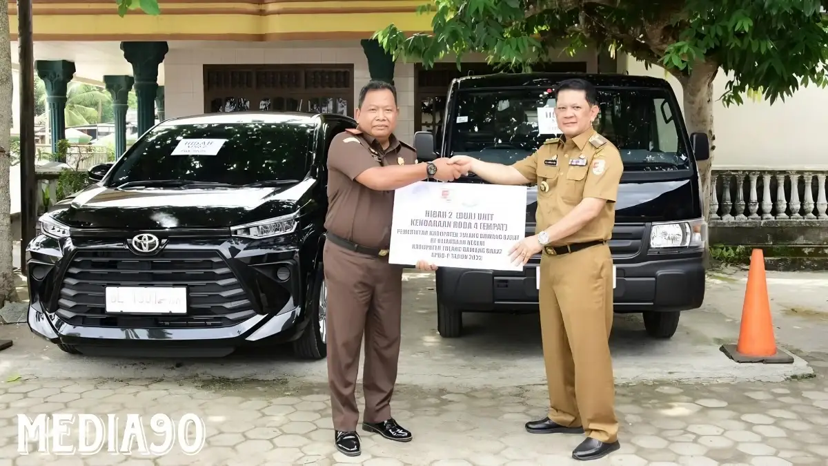 Pj Bupati M. Firsada Hibahkan Dua Mobil Dinas ke Kejari Tulangbawang Barat