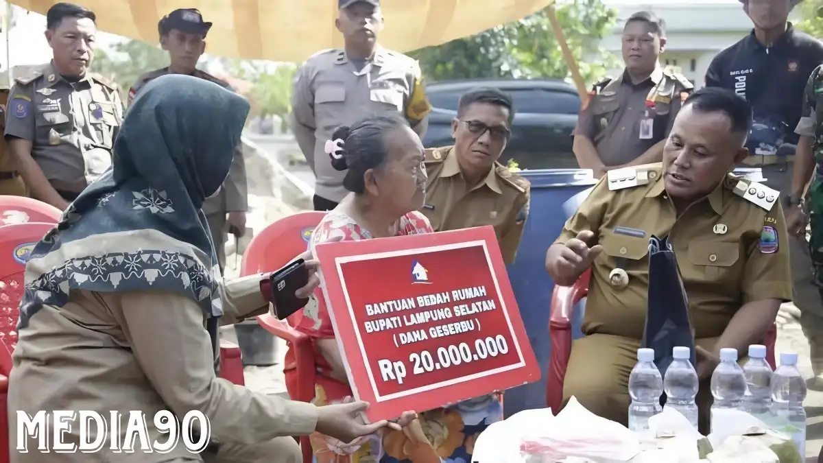 Roboh Karena Tak Layak Huni, Rumah Warga Palas ini Dibedah Bupati Lampung Selatan