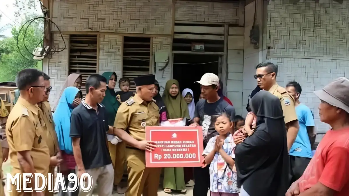 Rumah Warga Kalianda Roboh Terkena Angin Kencang, Bupati Nanang Sigap Beri Bantuan